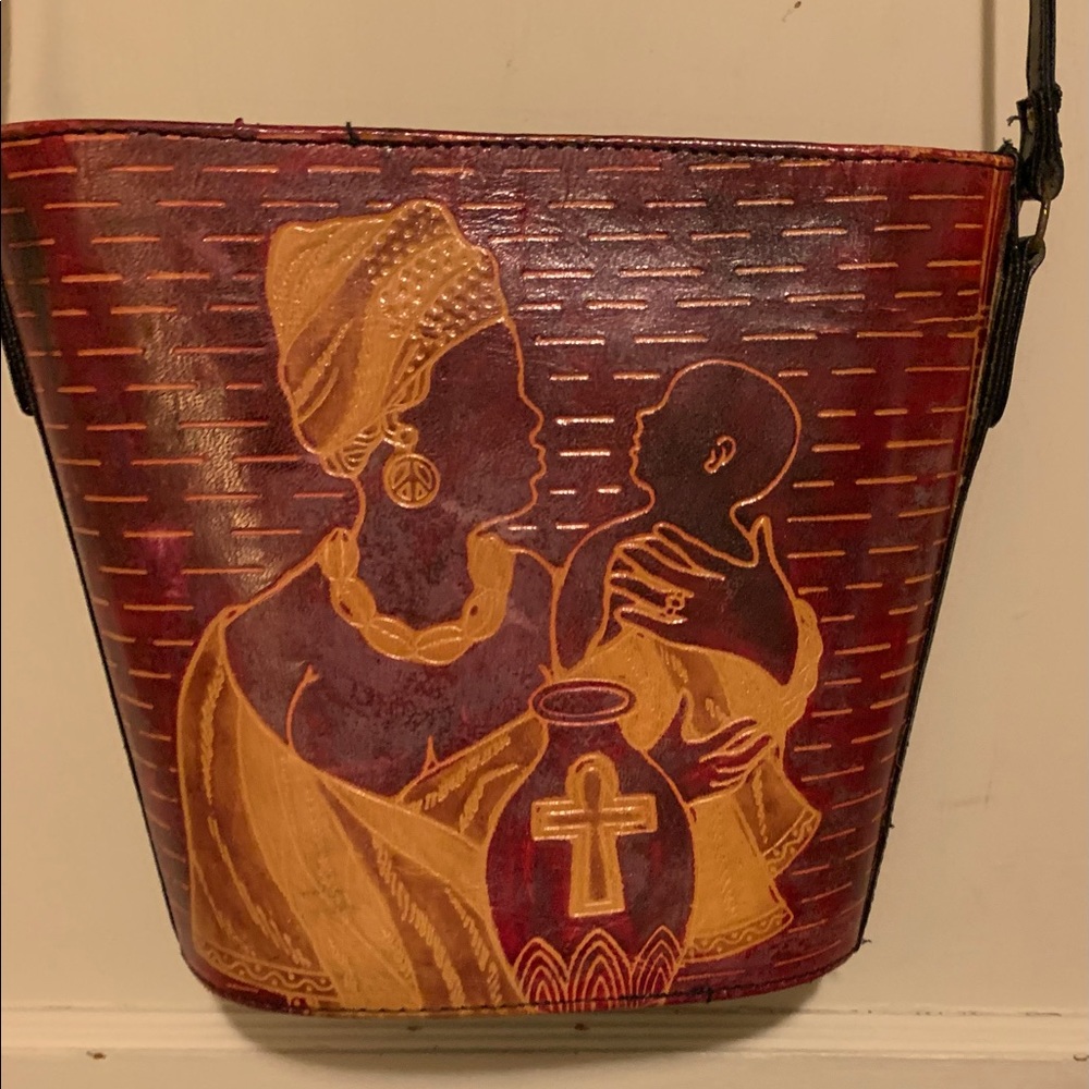 VINTAGE LEATHER MOTHER & CHLD PURSE. Strap and color on one side Is worn.
